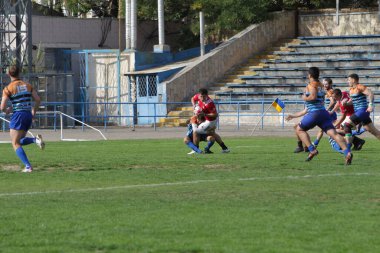 ODESSA, UKRAINE - SEPT 20, 2017: CREDO-Odessa Rugby Şampiyonası Milli Takımı - Politeknik-Kiev. Rugby oyuncularının top için yoğun mücadelesi. Stadyumun yeşil sahasında dinamik oyun