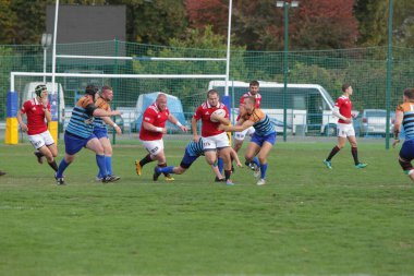 ODESSA, UKRAINE - SEPT 20, 2017: CREDO-Odessa Rugby Şampiyonası Milli Takımı - Politeknik-Kiev. Rugby oyuncularının top için yoğun mücadelesi. Stadyumun yeşil sahasında dinamik oyun