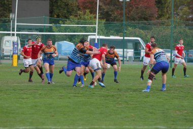 ODESSA, UKRAINE - SEPT 20, 2017: CREDO-Odessa Rugby Şampiyonası Milli Takımı - Politeknik-Kiev. Rugby oyuncularının top için yoğun mücadelesi. Stadyumun yeşil sahasında dinamik oyun