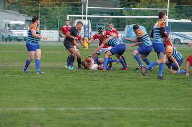 ODESSA, UKRAINE - SEPT 20, 2017: CREDO-Odessa Rugby Şampiyonası Milli Takımı - Politeknik-Kiev. Rugby oyuncularının top için yoğun mücadelesi. Stadyumun yeşil sahasında dinamik oyun