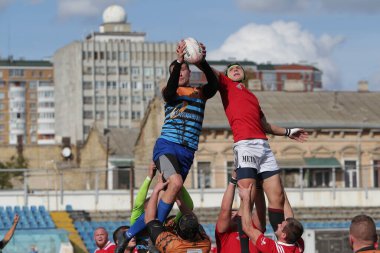 ODESSA, UKRAINE - SEPT 20, 2017: CREDO-Odessa Rugby Şampiyonası Milli Takımı - Politeknik-Kiev. Rugby oyuncularının top için yoğun mücadelesi. Stadyumun yeşil sahasında dinamik oyun