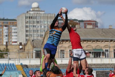 ODESSA, UKRAINE - SEPT 20, 2017: CREDO-Odessa Rugby Şampiyonası Milli Takımı - Politeknik-Kiev. Rugby oyuncularının top için yoğun mücadelesi. Stadyumun yeşil sahasında dinamik oyun