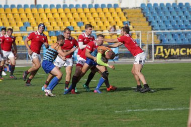 ODESSA, UKRAINE - SEPT 20, 2017: CREDO-Odessa Rugby Şampiyonası Milli Takımı - Politeknik-Kiev. Rugby oyuncularının top için yoğun mücadelesi. Stadyumun yeşil sahasında dinamik oyun