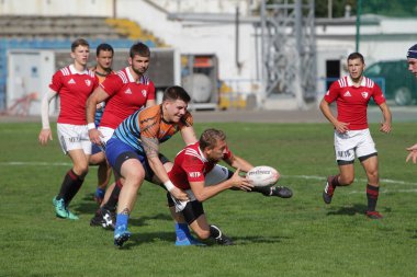 ODESSA, UKRAINE - SEPT 20, 2017: CREDO-Odessa Rugby Şampiyonası Milli Takımı - Politeknik-Kiev. Rugby oyuncularının top için yoğun mücadelesi. Stadyumun yeşil sahasında dinamik oyun