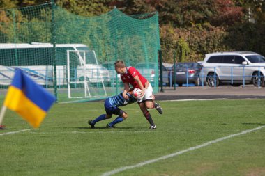 ODESSA, UKRAINE - SEPT 20, 2017: CREDO-Odessa Rugby Şampiyonası Milli Takımı - Politeknik-Kiev. Rugby oyuncularının top için yoğun mücadelesi. Stadyumun yeşil sahasında dinamik oyun
