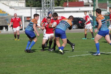 ODESSA, UKRAINE - SEPT 20, 2017: CREDO-Odessa Rugby Şampiyonası Milli Takımı - Politeknik-Kiev. Rugby oyuncularının top için yoğun mücadelesi. Stadyumun yeşil sahasında dinamik oyun