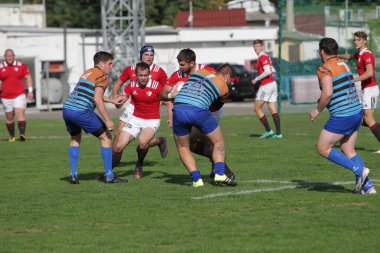 ODESSA, UKRAINE - SEPT 20, 2017: CREDO-Odessa Rugby Şampiyonası Milli Takımı - Politeknik-Kiev. Rugby oyuncularının top için yoğun mücadelesi. Stadyumun yeşil sahasında dinamik oyun