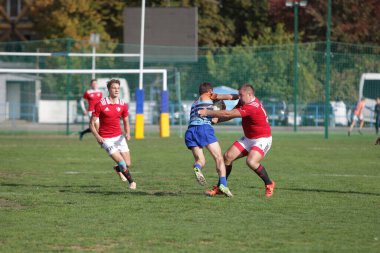 ODESSA, UKRAINE - SEPT 20, 2017: CREDO-Odessa Rugby Şampiyonası Milli Takımı - Politeknik-Kiev. Rugby oyuncularının top için yoğun mücadelesi. Stadyumun yeşil sahasında dinamik oyun
