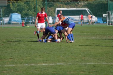 ODESSA, UKRAINE - SEPT 20, 2017: CREDO-Odessa Rugby Şampiyonası Milli Takımı - Politeknik-Kiev. Rugby oyuncularının top için yoğun mücadelesi. Stadyumun yeşil sahasında dinamik oyun