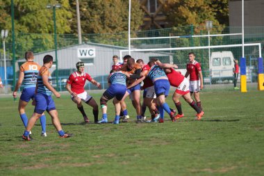 ODESSA, UKRAINE - SEPT 20, 2017: CREDO-Odessa Rugby Şampiyonası Milli Takımı - Politeknik-Kiev. Rugby oyuncularının top için yoğun mücadelesi. Stadyumun yeşil sahasında dinamik oyun