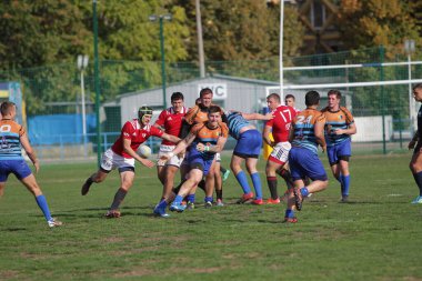 ODESSA, UKRAINE - SEPT 20, 2017: CREDO-Odessa Rugby Şampiyonası Milli Takımı - Politeknik-Kiev. Rugby oyuncularının top için yoğun mücadelesi. Stadyumun yeşil sahasında dinamik oyun