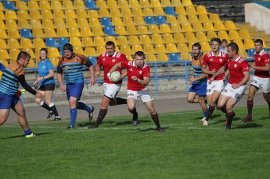 ODESSA, UKRAINE - SEPT 20, 2017: CREDO-Odessa Rugby Şampiyonası Milli Takımı - Politeknik-Kiev. Rugby oyuncularının top için yoğun mücadelesi. Stadyumun yeşil sahasında dinamik oyun