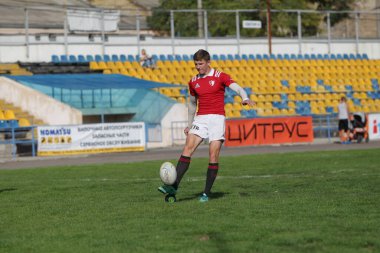 ODESSA, UKRAINE - SEPT 20, 2017: CREDO-Odessa Rugby Şampiyonası Milli Takımı - Politeknik-Kiev. Rugby oyuncularının top için yoğun mücadelesi. Stadyumun yeşil sahasında dinamik oyun