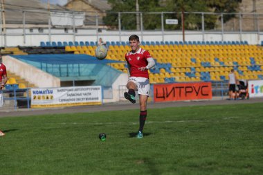 ODESSA, UKRAINE - SEPT 20, 2017: CREDO-Odessa Rugby Şampiyonası Milli Takımı - Politeknik-Kiev. Rugby oyuncularının top için yoğun mücadelesi. Stadyumun yeşil sahasında dinamik oyun