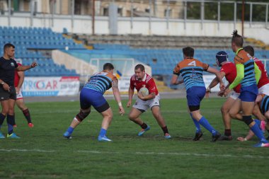 ODESSA, UKRAINE - SEPT 20, 2017: CREDO-Odessa Rugby Şampiyonası Milli Takımı - Politeknik-Kiev. Rugby oyuncularının top için yoğun mücadelesi. Stadyumun yeşil sahasında dinamik oyun