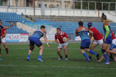 ODESSA, UKRAINE - SEPT 20, 2017: CREDO-Odessa Rugby Şampiyonası Milli Takımı - Politeknik-Kiev. Rugby oyuncularının top için yoğun mücadelesi. Stadyumun yeşil sahasında dinamik oyun