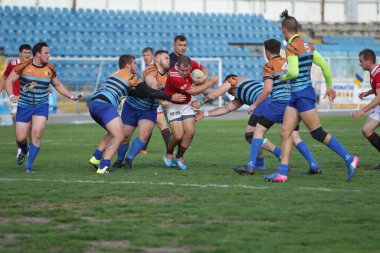 ODESSA, UKRAINE - SEPT 20, 2017: CREDO-Odessa Rugby Şampiyonası Milli Takımı - Politeknik-Kiev. Rugby oyuncularının top için yoğun mücadelesi. Stadyumun yeşil sahasında dinamik oyun