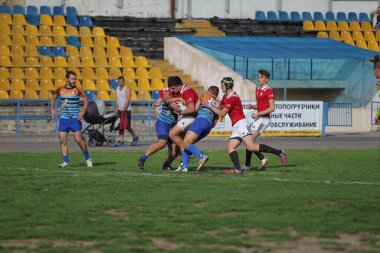ODESSA, UKRAINE - SEPT 20, 2017: CREDO-Odessa Rugby Şampiyonası Milli Takımı - Politeknik-Kiev. Rugby oyuncularının top için yoğun mücadelesi. Stadyumun yeşil sahasında dinamik oyun