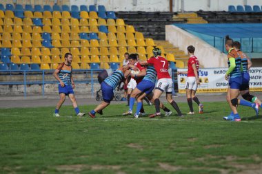 ODESSA, UKRAINE - SEPT 20, 2017: CREDO-Odessa Rugby Şampiyonası Milli Takımı - Politeknik-Kiev. Rugby oyuncularının top için yoğun mücadelesi. Stadyumun yeşil sahasında dinamik oyun
