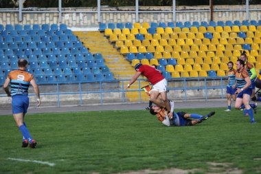 ODESSA, UKRAINE - SEPT 20, 2017: CREDO-Odessa Rugby Şampiyonası Milli Takımı - Politeknik-Kiev. Rugby oyuncularının top için yoğun mücadelesi. Stadyumun yeşil sahasında dinamik oyun