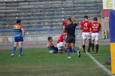 ODESSA, UKRAINE - SEPT 20, 2017: CREDO-Odessa Rugby Şampiyonası Milli Takımı - Politeknik-Kiev. Rugby oyuncularının top için yoğun mücadelesi. Stadyumun yeşil sahasında dinamik oyun
