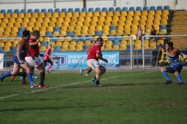 ODESSA, UKRAINE - SEPT 20, 2017: CREDO-Odessa Rugby Şampiyonası Milli Takımı - Politeknik-Kiev. Rugby oyuncularının top için yoğun mücadelesi. Stadyumun yeşil sahasında dinamik oyun