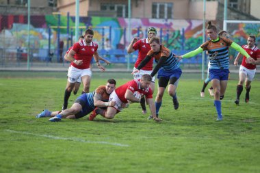 ODESSA, UKRAINE - SEPT 20, 2017: CREDO-Odessa Rugby Şampiyonası Milli Takımı - Politeknik-Kiev. Rugby oyuncularının top için yoğun mücadelesi. Stadyumun yeşil sahasında dinamik oyun