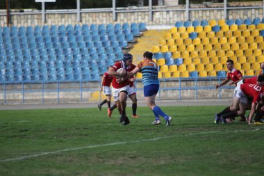 ODESSA, UKRAINE - SEPT 20, 2017: CREDO-Odessa Rugby Şampiyonası Milli Takımı - Politeknik-Kiev. Rugby oyuncularının top için yoğun mücadelesi. Stadyumun yeşil sahasında dinamik oyun