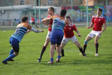 ODESSA, UKRAINE - SEPT 20, 2017: CREDO-Odessa Rugby Şampiyonası Milli Takımı - Politeknik-Kiev. Rugby oyuncularının top için yoğun mücadelesi. Stadyumun yeşil sahasında dinamik oyun