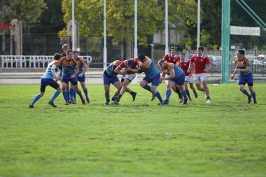 ODESSA, UKRAINE - SEPT 20, 2017: CREDO-Odessa Rugby Şampiyonası Milli Takımı - Politeknik-Kiev. Rugby oyuncularının top için yoğun mücadelesi. Stadyumun yeşil sahasında dinamik oyun