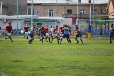 ODESSA, UKRAINE - SEPT 20, 2017: CREDO-Odessa Rugby Şampiyonası Milli Takımı - Politeknik-Kiev. Rugby oyuncularının top için yoğun mücadelesi. Stadyumun yeşil sahasında dinamik oyun