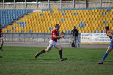 ODESSA, UKRAINE - SEPT 20, 2017: CREDO-Odessa Rugby Şampiyonası Milli Takımı - Politeknik-Kiev. Rugby oyuncularının top için yoğun mücadelesi. Stadyumun yeşil sahasında dinamik oyun