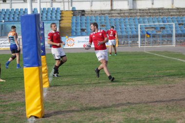 ODESSA, UKRAINE - SEPT 20, 2017: CREDO-Odessa Rugby Şampiyonası Milli Takımı - Politeknik-Kiev. Rugby oyuncularının top için yoğun mücadelesi. Stadyumun yeşil sahasında dinamik oyun