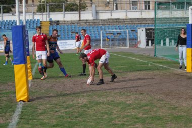 ODESSA, UKRAINE - SEPT 20, 2017: CREDO-Odessa Rugby Şampiyonası Milli Takımı - Politeknik-Kiev. Rugby oyuncularının top için yoğun mücadelesi. Stadyumun yeşil sahasında dinamik oyun