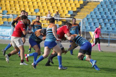 ODESSA, UKRAINE - SEPT 20, 2017: CREDO-Odessa Rugby Şampiyonası Milli Takımı - Politeknik-Kiev. Rugby oyuncularının top için yoğun mücadelesi. Stadyumun yeşil sahasında dinamik oyun
