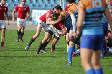ODESSA, UKRAINE - SEPT 20, 2017: CREDO-Odessa Rugby Şampiyonası Milli Takımı - Politeknik-Kiev. Rugby oyuncularının top için yoğun mücadelesi. Stadyumun yeşil sahasında dinamik oyun