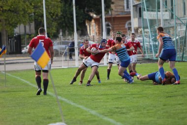 ODESSA, UKRAINE - SEPT 20, 2017: CREDO-Odessa Rugby Şampiyonası Milli Takımı - Politeknik-Kiev. Rugby oyuncularının top için yoğun mücadelesi. Stadyumun yeşil sahasında dinamik oyun