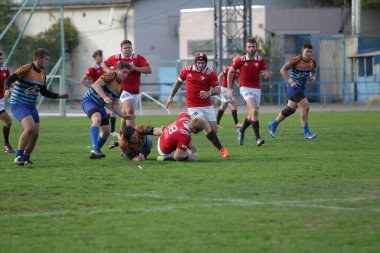 ODESSA, UKRAINE - SEPT 20, 2017: CREDO-Odessa Rugby Şampiyonası Milli Takımı - Politeknik-Kiev. Rugby oyuncularının top için yoğun mücadelesi. Stadyumun yeşil sahasında dinamik oyun