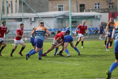 ODESSA, UKRAINE - SEPT 20, 2017: CREDO-Odessa Rugby Şampiyonası Milli Takımı - Politeknik-Kiev. Rugby oyuncularının top için yoğun mücadelesi. Stadyumun yeşil sahasında dinamik oyun