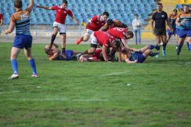 ODESSA, UKRAINE - SEPT 20, 2017: CREDO-Odessa Rugby Şampiyonası Milli Takımı - Politeknik-Kiev. Rugby oyuncularının top için yoğun mücadelesi. Stadyumun yeşil sahasında dinamik oyun