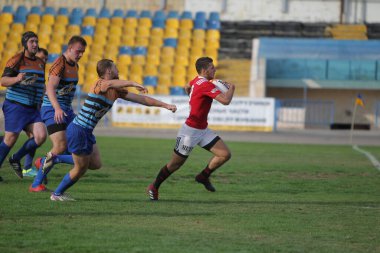 ODESSA, UKRAINE - SEPT 20, 2017: CREDO-Odessa Rugby Şampiyonası Milli Takımı - Politeknik-Kiev. Rugby oyuncularının top için yoğun mücadelesi. Stadyumun yeşil sahasında dinamik oyun
