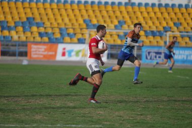 ODESSA, UKRAINE - SEPT 20, 2017: CREDO-Odessa Rugby Şampiyonası Milli Takımı - Politeknik-Kiev. Rugby oyuncularının top için yoğun mücadelesi. Stadyumun yeşil sahasında dinamik oyun