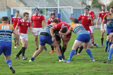 ODESSA, UKRAINE - SEPT 20, 2017: CREDO-Odessa Rugby Şampiyonası Milli Takımı - Politeknik-Kiev. Rugby oyuncularının top için yoğun mücadelesi. Stadyumun yeşil sahasında dinamik oyun