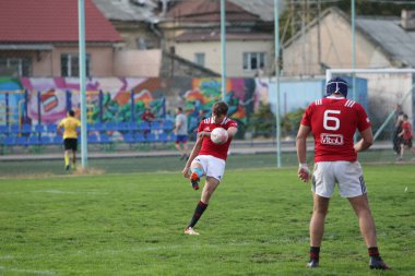 ODESSA, UKRAINE - SEPT 20, 2017: CREDO-Odessa Rugby Şampiyonası Milli Takımı - Politeknik-Kiev. Rugby oyuncularının top için yoğun mücadelesi. Stadyumun yeşil sahasında dinamik oyun