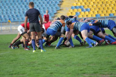 ODESSA, UKRAINE - SEPT 20, 2017: CREDO-Odessa Rugby Şampiyonası Milli Takımı - Politeknik-Kiev. Rugby oyuncularının top için yoğun mücadelesi. Stadyumun yeşil sahasında dinamik oyun