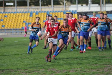ODESSA, UKRAINE - SEPT 20, 2017: CREDO-Odessa Rugby Şampiyonası Milli Takımı - Politeknik-Kiev. Rugby oyuncularının top için yoğun mücadelesi. Stadyumun yeşil sahasında dinamik oyun
