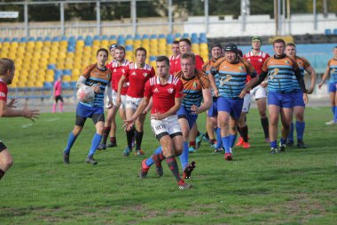 ODESSA, UKRAINE - SEPT 20, 2017: CREDO-Odessa Rugby Şampiyonası Milli Takımı - Politeknik-Kiev. Rugby oyuncularının top için yoğun mücadelesi. Stadyumun yeşil sahasında dinamik oyun