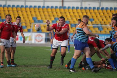 ODESSA, UKRAINE - SEPT 20, 2017: CREDO-Odessa Rugby Şampiyonası Milli Takımı - Politeknik-Kiev. Rugby oyuncularının top için yoğun mücadelesi. Stadyumun yeşil sahasında dinamik oyun
