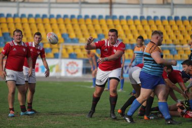 ODESSA, UKRAINE - SEPT 20, 2017: CREDO-Odessa Rugby Şampiyonası Milli Takımı - Politeknik-Kiev. Rugby oyuncularının top için yoğun mücadelesi. Stadyumun yeşil sahasında dinamik oyun