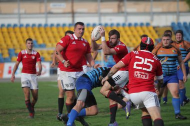 ODESSA, UKRAINE - SEPT 20, 2017: CREDO-Odessa Rugby Şampiyonası Milli Takımı - Politeknik-Kiev. Rugby oyuncularının top için yoğun mücadelesi. Stadyumun yeşil sahasında dinamik oyun